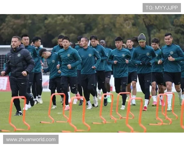 90年代足球传奇球星风采再现 热血拼搏与辉煌成就的完美回顾