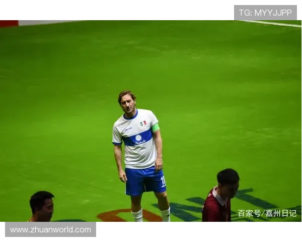 九十年代传奇足球球星海报回顾：经典瞬间与时代风貌的碰撞