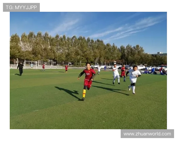 足球场上闪耀的小球星 用激情与梦想点亮未来之路